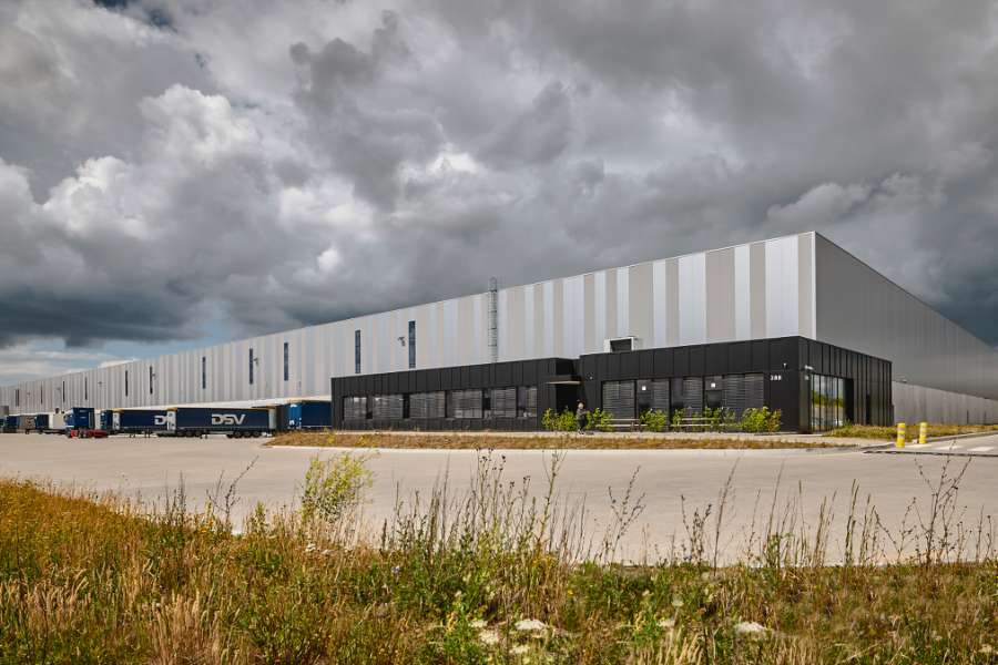 Logistics building in Hedehusene clad with DS Façade Cassettes in black aluminum